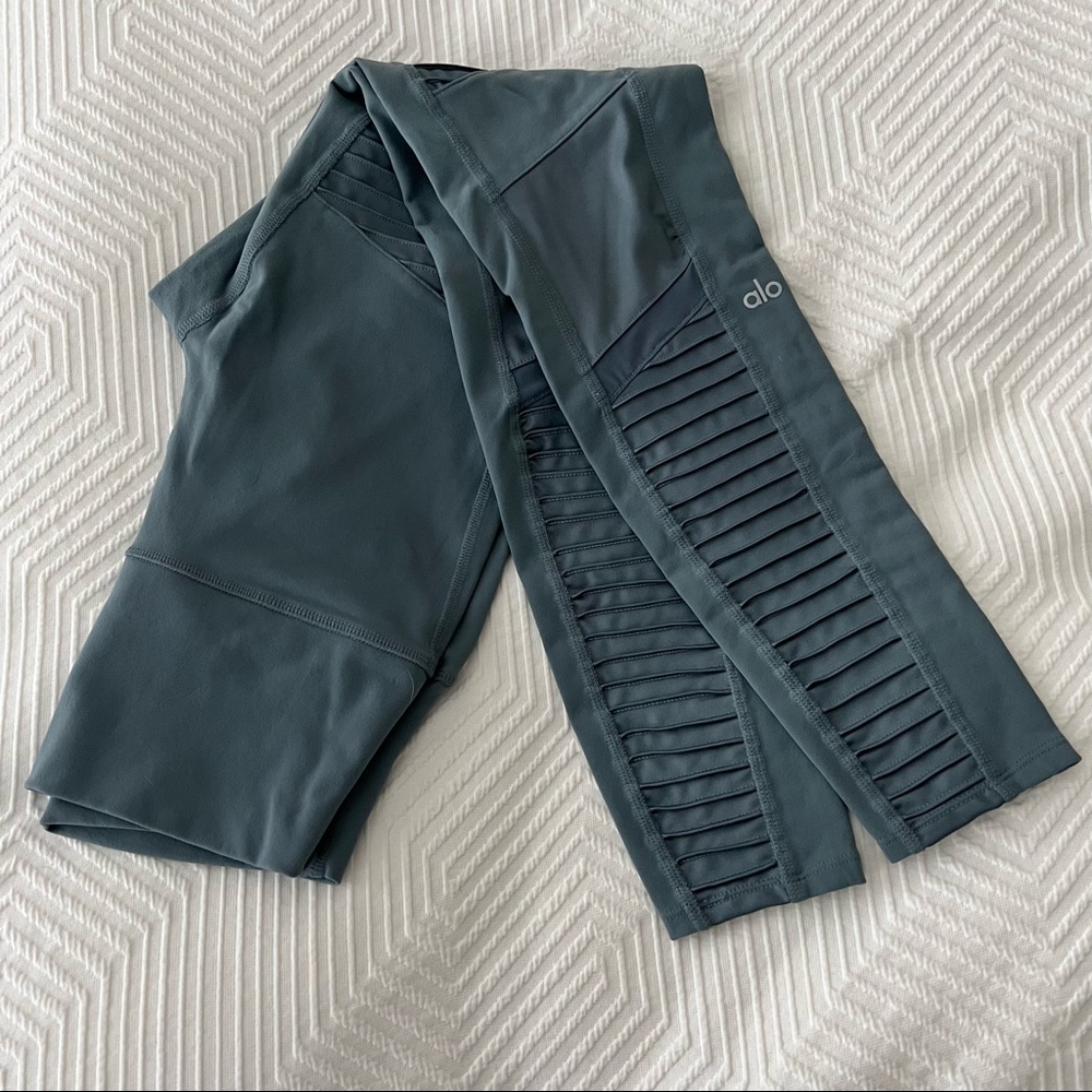Alo Yoga High Waisted Moto Leggings (Purple Dusk) - Medium